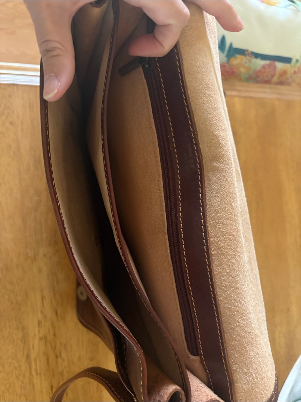 Classic Brown Leather Messenger Bag with Adjustable Strap - Picture 4 of 10